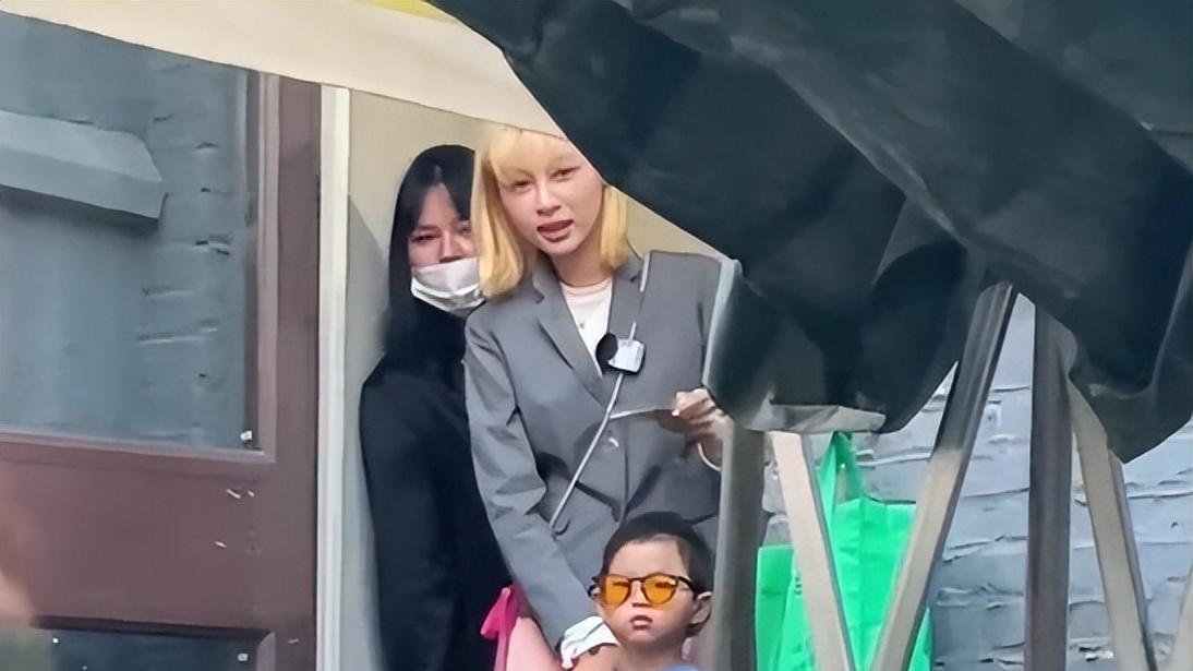 痞幼带干儿吃淄博烧烤，真实状态被疑精神有问题？