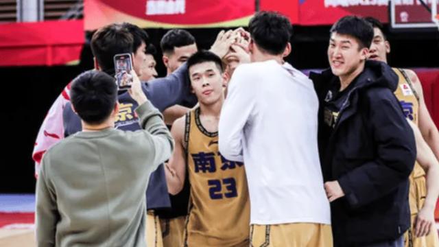 同曦爆冷掀翻广东，杜锋赛后一针见血，西热力江发言谦虚，加油