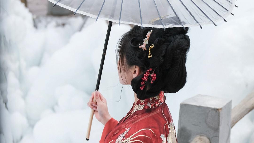 我欢天喜地迎接驸马回城，可他归来那刻，怀中却抱着一名红衣女子