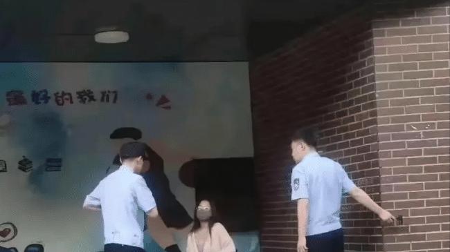 真嚣张！男生说猫拉屎臭被女生扣饭？连道歉都拒绝，警方回应