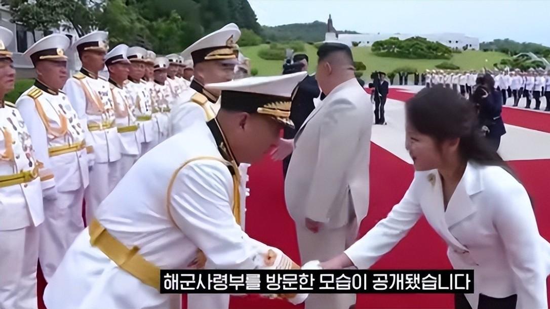 10岁朝鲜第一千金气场更强了！和爸爸参加活动，穿西装也太成熟了