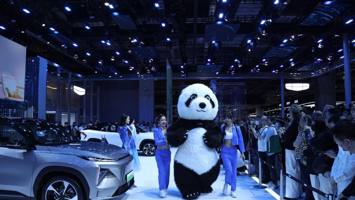 吉利银河L7将亮相上海车展，比宋PLUS DM-i更懂消费者