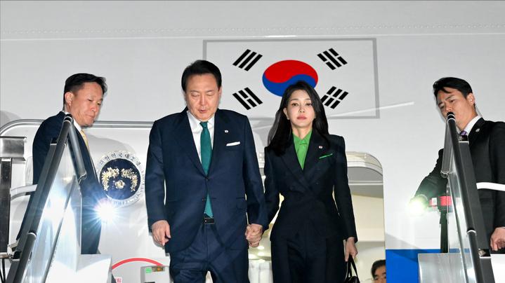 韩国第一夫人又美到波士顿了！绿衬衫和尹锡悦绿领带挺配，太恩爱