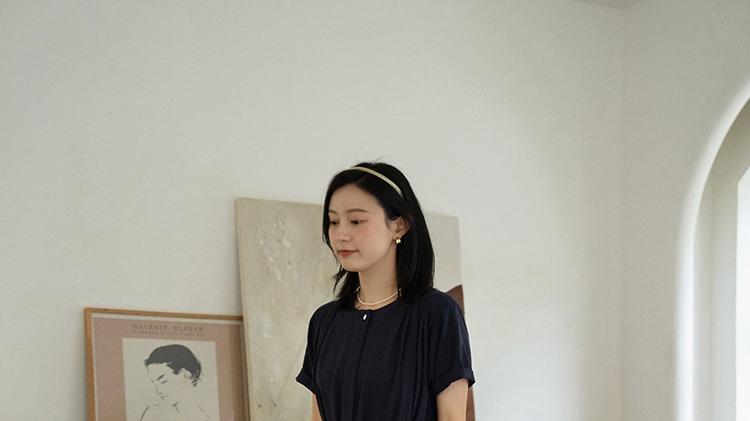35岁的职场女性怎么穿？身穿一件连衣裙遮肉显瘦，而且还很洋气
