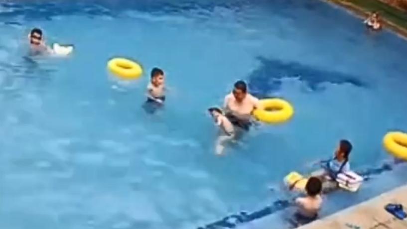 四川男童游泳馆溺亡，挣扎10分钟，身旁男注视6分钟后叫家人参观