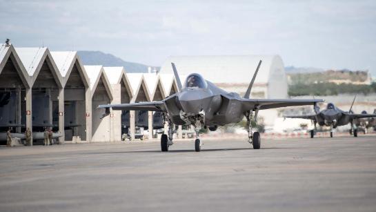 解放军拿到200架歼-20后，美军怂了：日本冲绳，F-35一架不留全跑