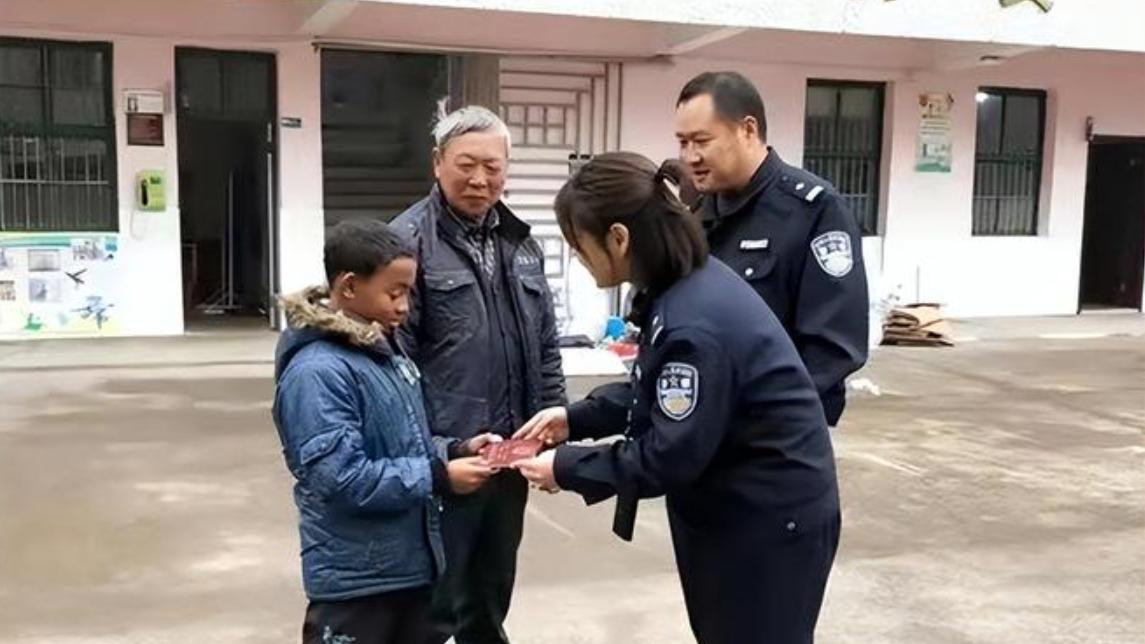 13年前，非洲黑人富商抛弃儿子，被浙江农村奶奶收养后，过得如何？