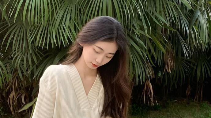 皮裙今春流行这么穿，简单易模仿，好看极了！