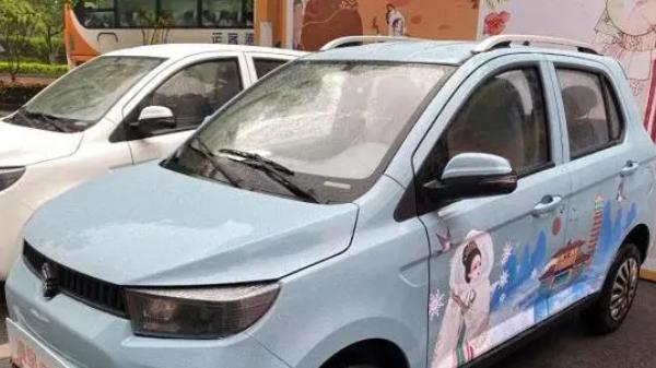 凌宝COCO，座椅宽大厚实，整体乘坐感受柔软舒适