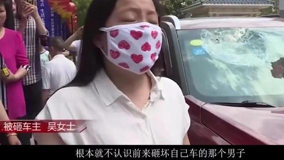 湖南长沙，业主因物业涨价围堵大门，物业竟安排人员故意打砸车辆