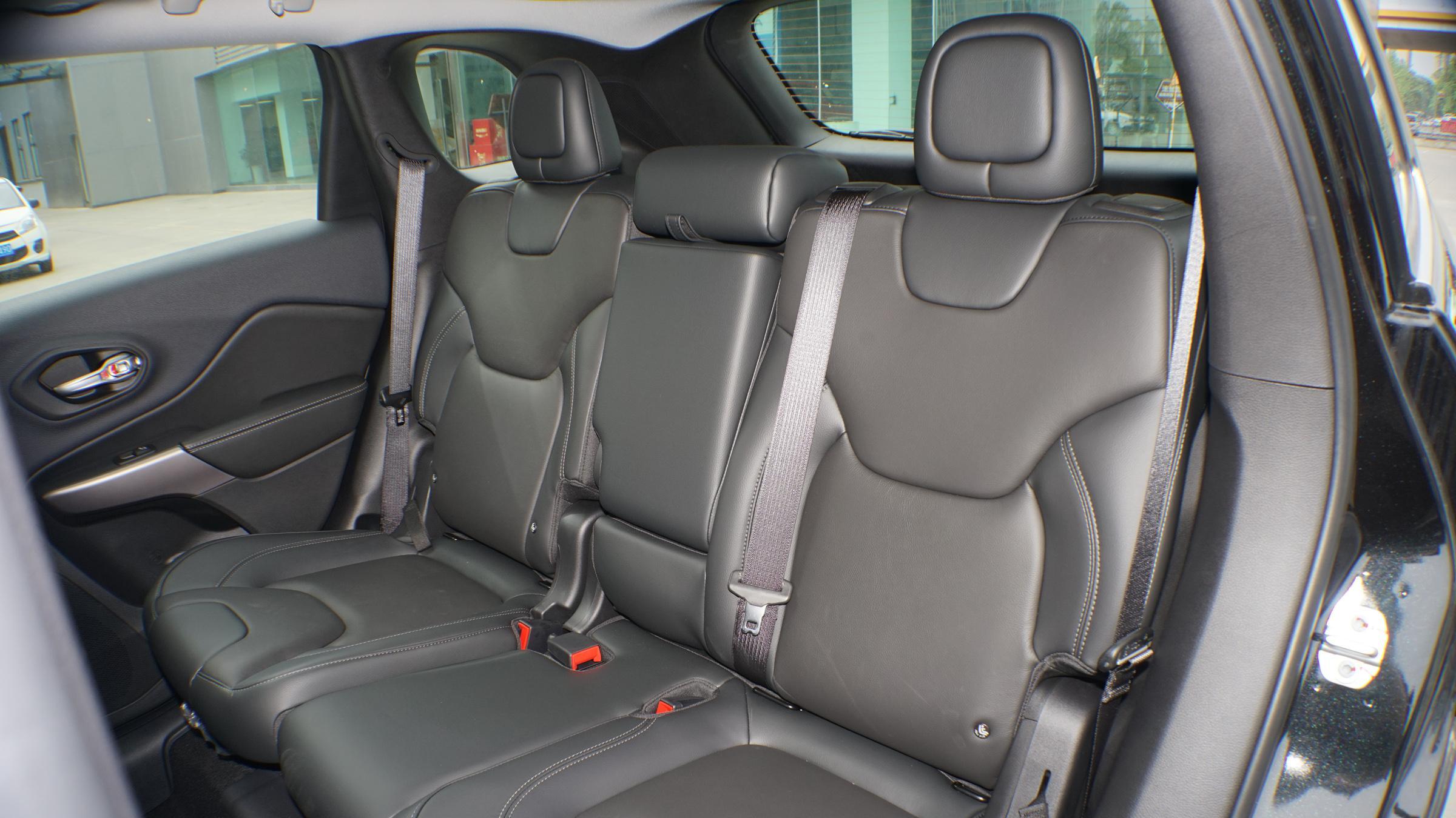 颜值担当，空间宽敞，性能强大，搭载2.0T发动机，Jeep自由光详解