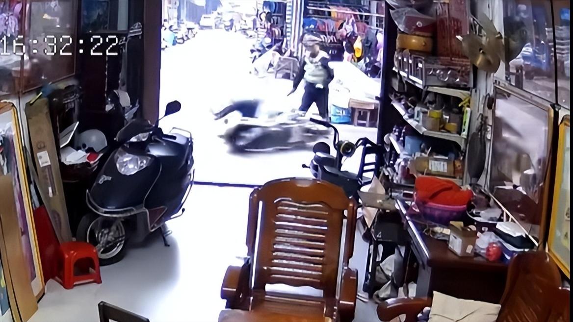 男子骑电动车被交警持棍击倒，有关工作人员也觉得暴力，太危险了