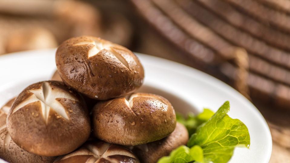 香菇不能“随便吃”？提醒：吃香菇有禁忌，3种人能不吃就不吃