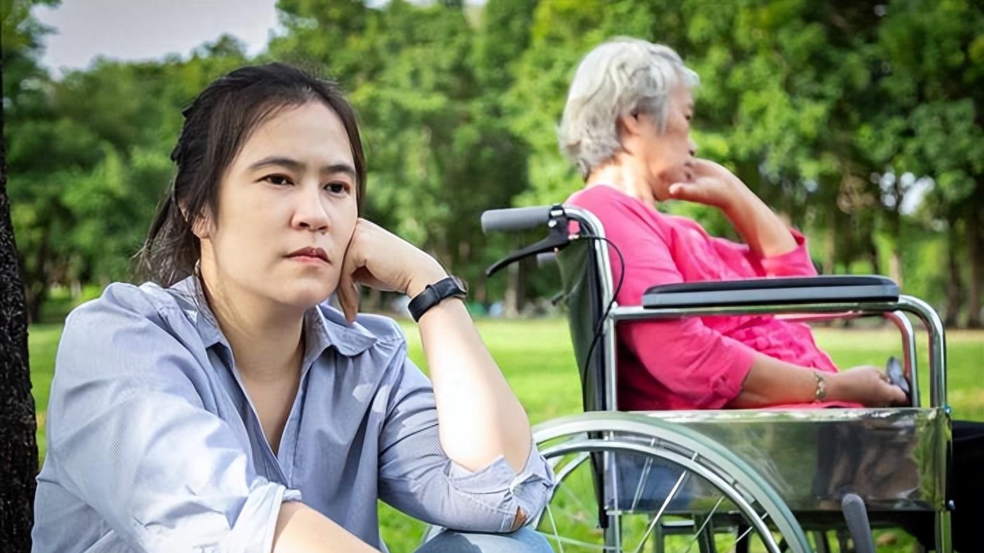 74岁的我吃了外孙不肯吃的鸡腿，女儿大发雷霆，当众说我不配当她妈