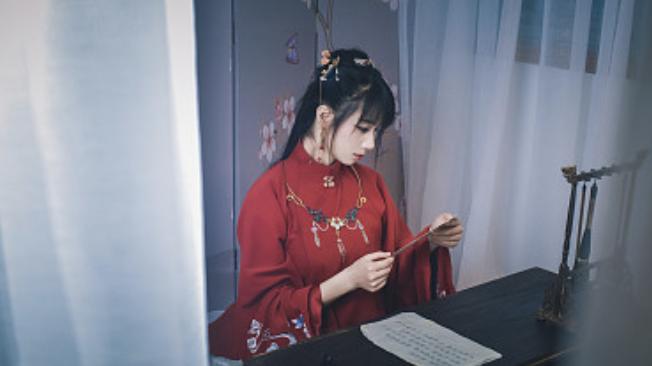 夫君在家备考三年，我卖饼养他，他却在中了状元后，娶了丞相之女