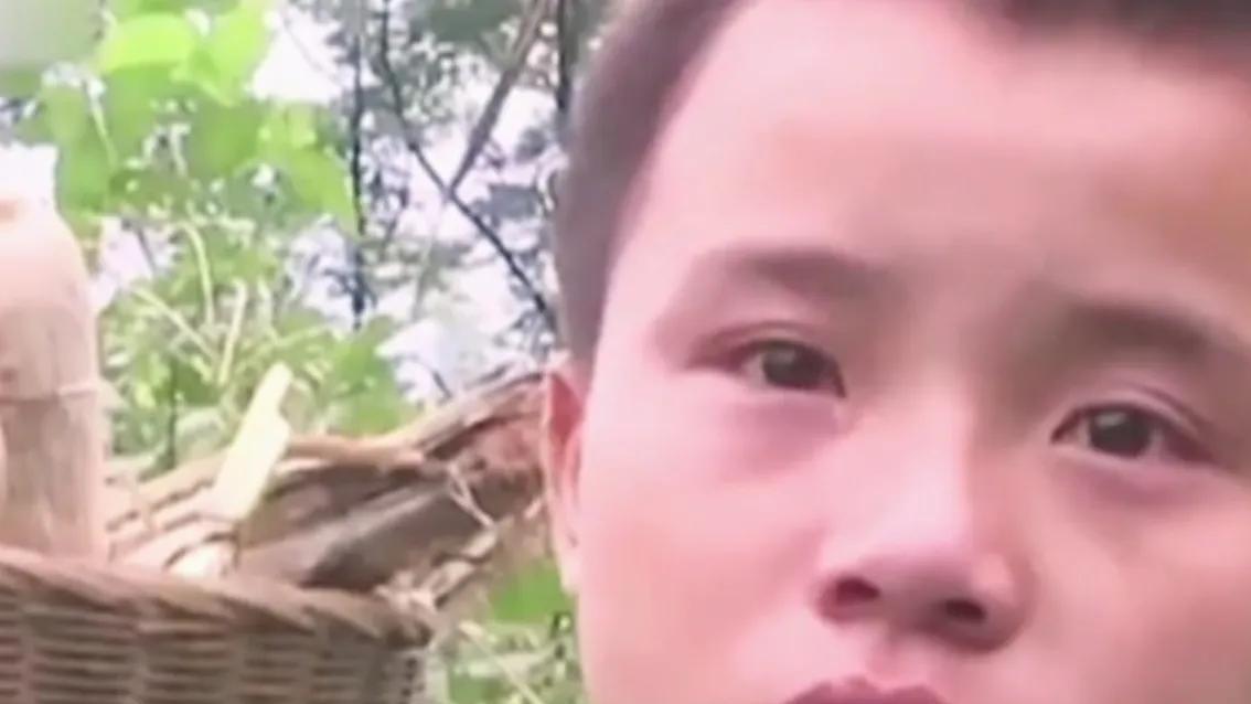 父母双目失明，6岁男孩边读书边打工，养活父母为他们撑起一片天
