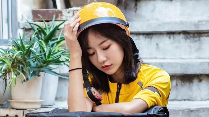 熟睡的我忽然惊醒，坐满地铁车厢的那些人突然消失，诡异的是地铁根本就没有停站……