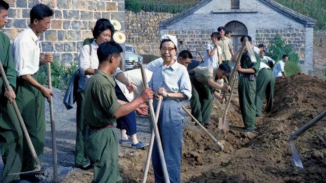 江青被审判前夕，一位老太太去狱中看她，为何江青不敢和她对视？