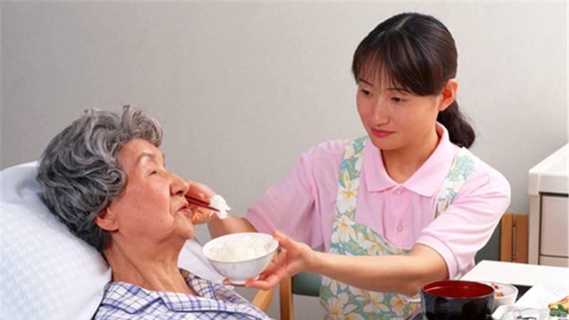 退休后在社区做“新型保姆”， 52岁阿姨：比上班挣钱多，还开心