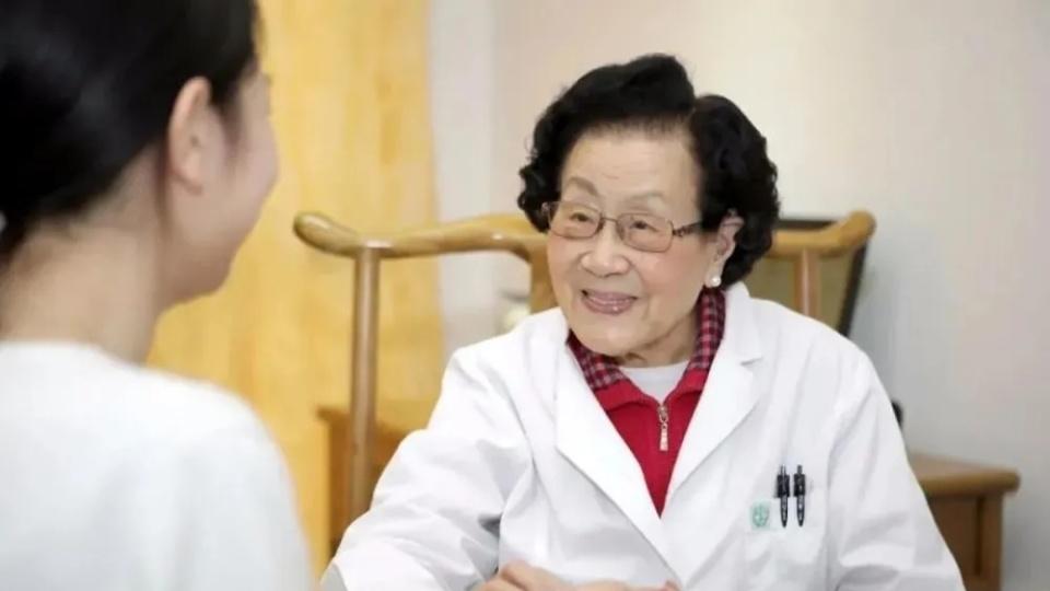 102岁国医大师陈彤云，头发乌黑，肤润体健，她养生秘诀还不花钱