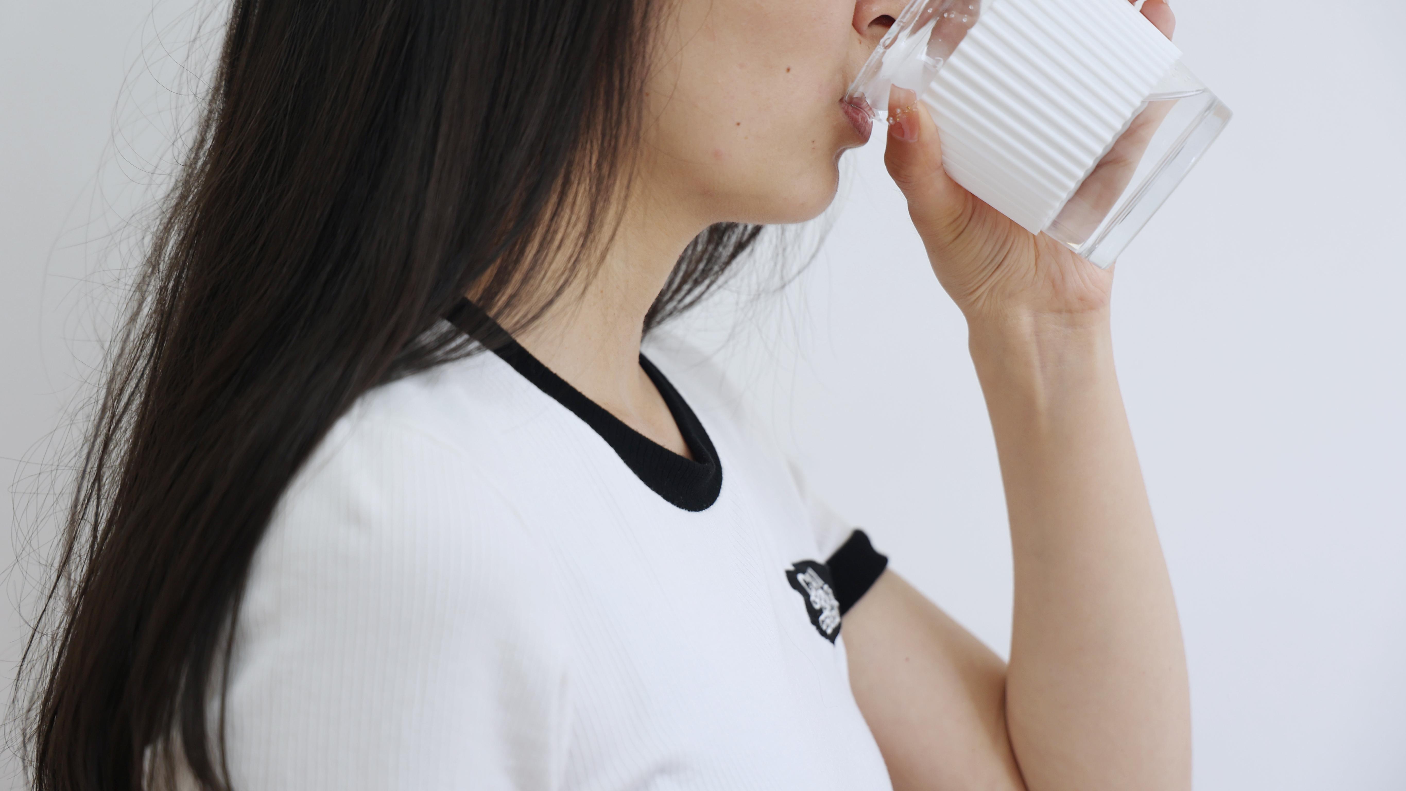 为什么会便秘？医生提示：便秘与2个因素有关，2个小方法可改善