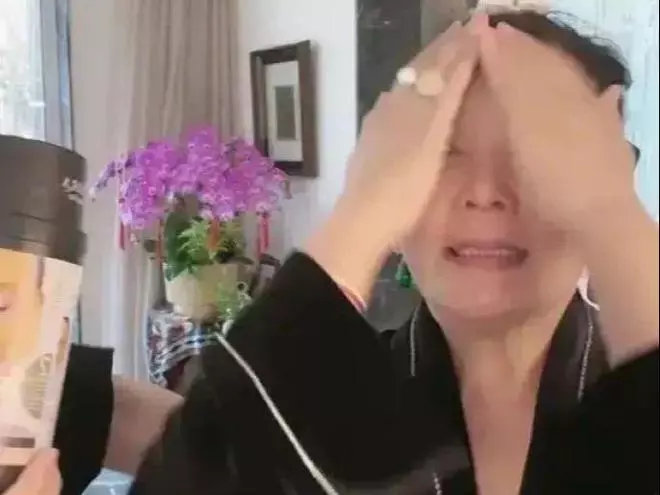 张兰直播间落泪：孙子已和具俊晔亲如一家，再不回来我就没了！