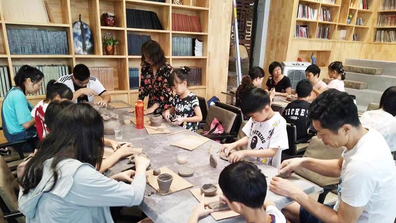 世界文化和自然遗产日，600人齐聚8号艺术码头玩泥公仔