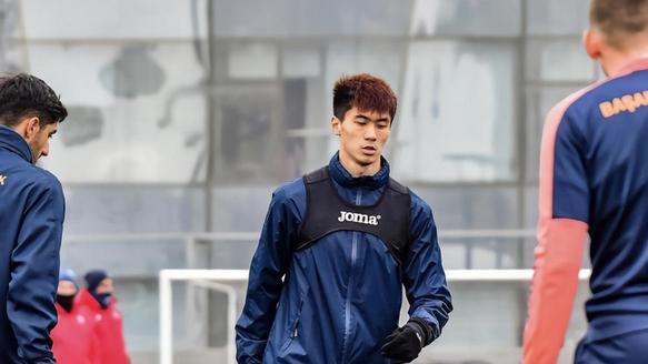 CCTV5不直播！7分钟4黄牌，国足亚运队友谊赛遭主场哨，太不甘心