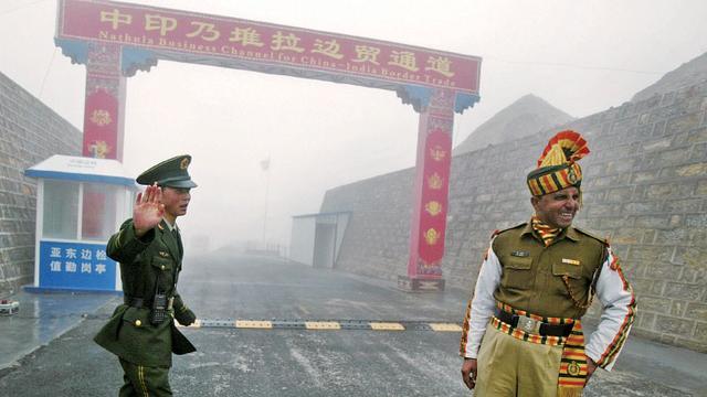 为什么中国总是用棍子打印度？正是因为咱们有坦克飞机大炮