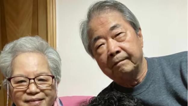 林晓峰晒全家照，76岁舅舅狄龙罕出镜，满头白发面部浮肿难掩帅气