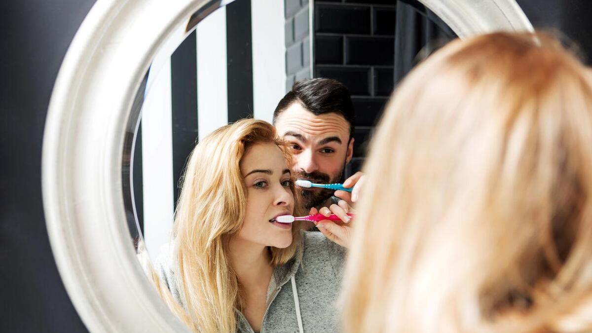 为什么镜子会反转左右方向，但不会上下方向？