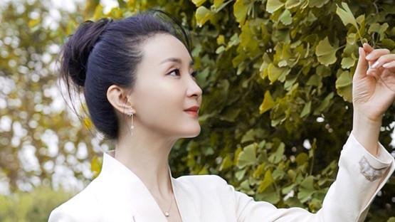 王艳在亿万豪宅晒太阳，穿渐变连衣裙跳舞畅谈无所求，全景落地窗前花园似森林