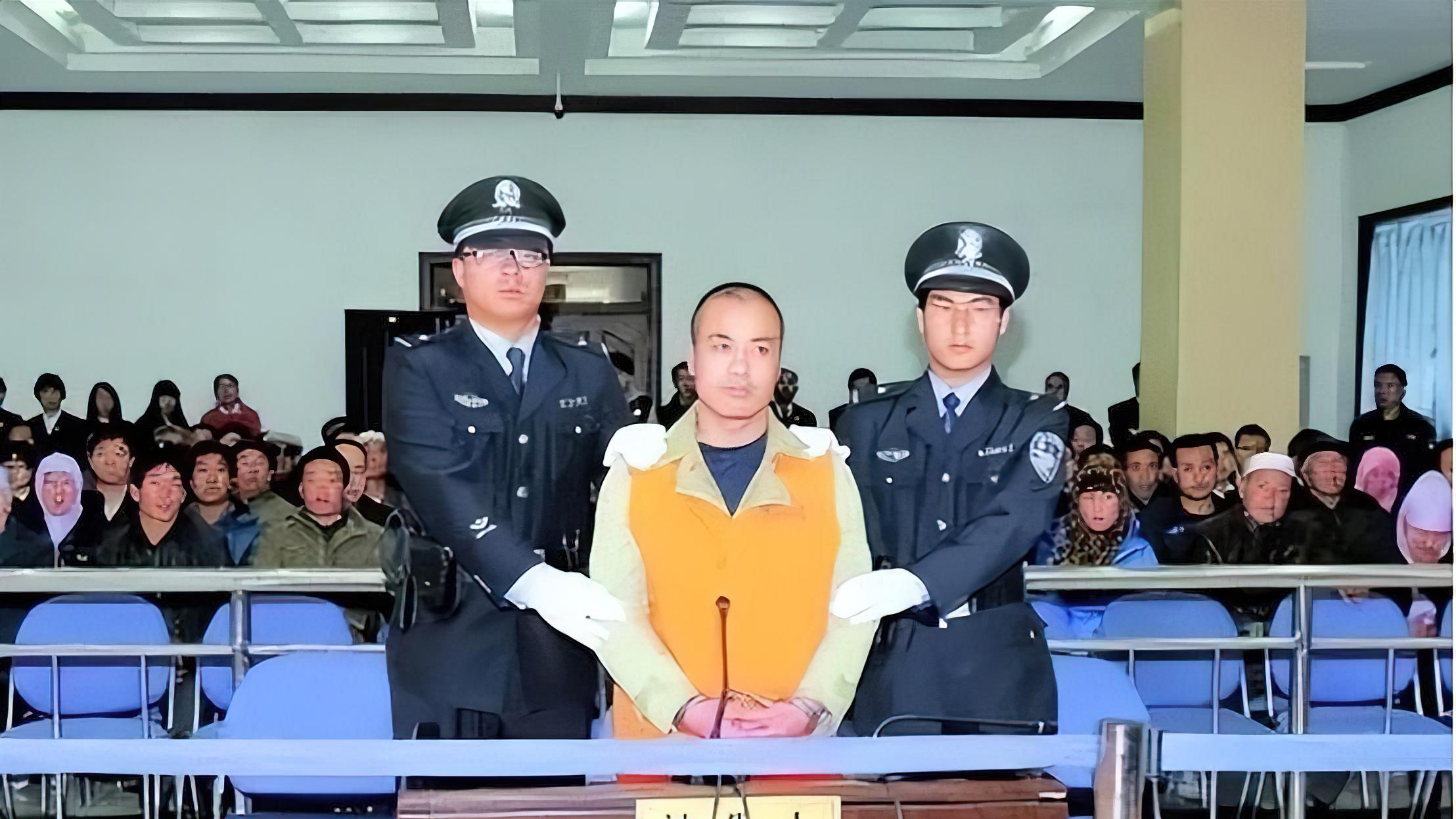 村霸强奸妻子打断母亲腿，丈夫复仇连砍10人，村民：给他一次机会