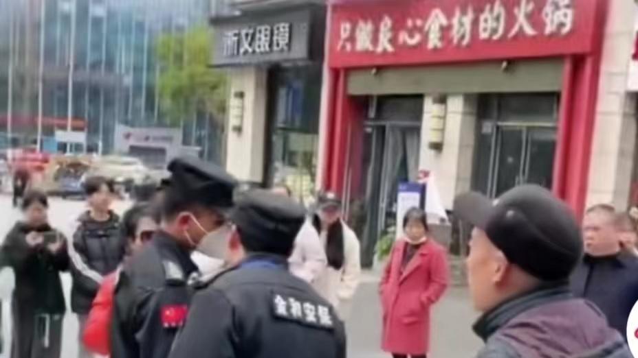 “没给你保护费还是没给场地费啊？”街头卖艺残疾人怒怼管制城管