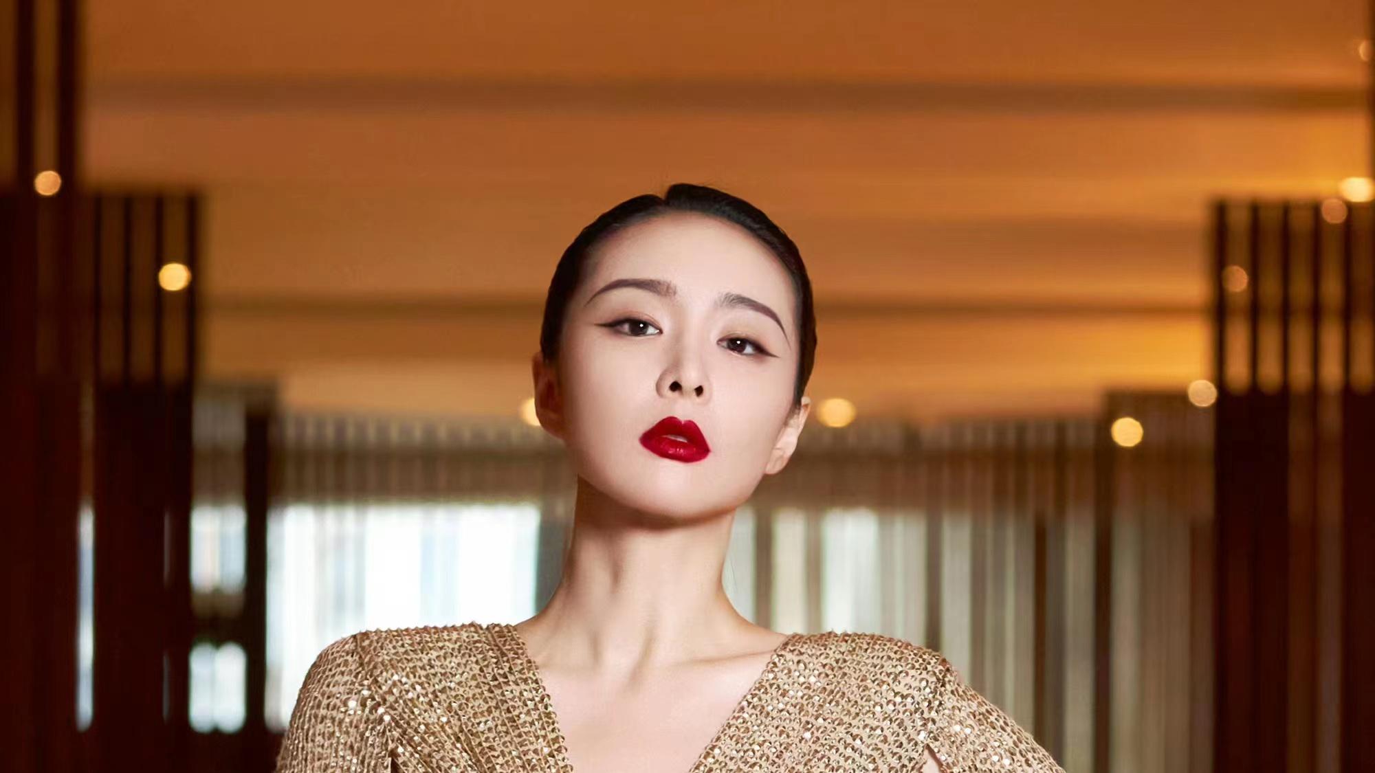 高叶黑裙领奖，帅气发言：“不止大嫂”