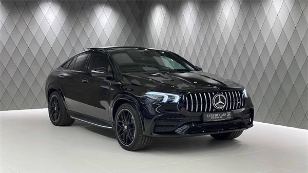 奔驰GLE53 AMG无疑是一个不可忽视的存在。以其独特的外观设计、强大的动力系统和卓越的驾驶体验，