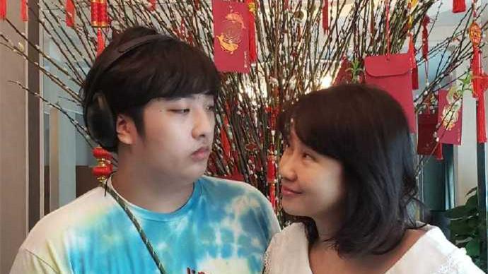 吴镇宇14岁儿子近照大变样！身高达1米81，体格壮实已超过爸爸