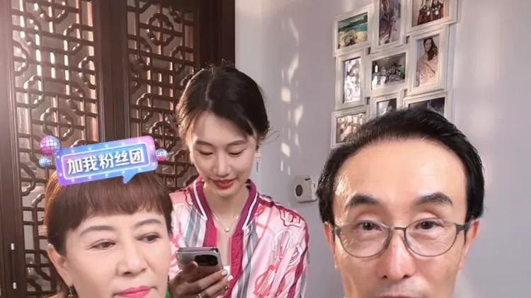 巩汉林一家同框直播人气火爆！儿媳被认成女儿，一家人长相太相似