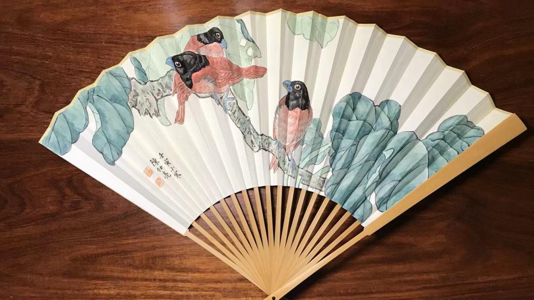 陈仕亮画家扇画作品欣赏：引秋生手里，藏月入怀中