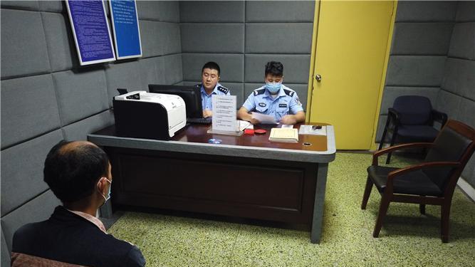 山雨欲来，忽然想起树下的被子还没收，可谁知被子后面竟挂着一个人