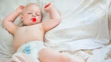 宝宝半夜总蹬被子引起争论，这4个真相揭开谜底！