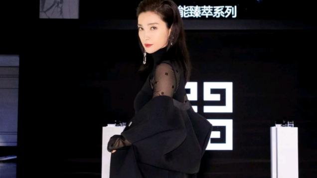 李冰冰冲击模特造型，黑色字母丝袜搭配露骨连衣裙女王范十足！