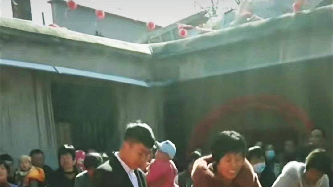 河南28岁男人迎娶1米2女人，彩礼9万，同村青年：你俩好像是父女