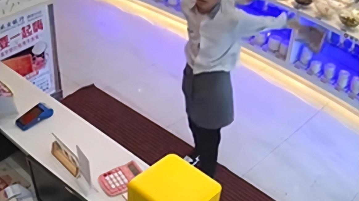 男子上班4小时，偷走收银台里面的600元现金，不辞而别