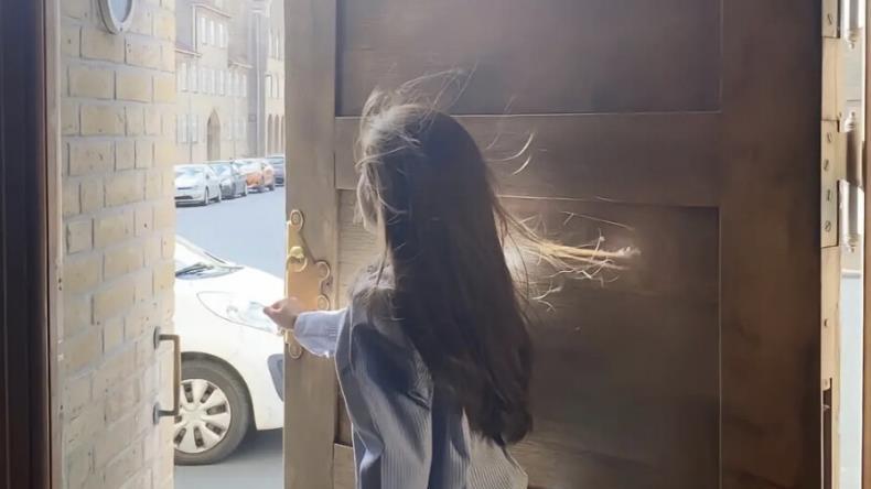 我和亲家母过生日，女儿送我4000的项链，送她婆婆20000的金镯子