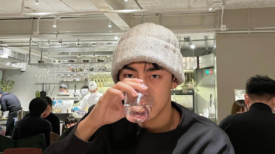 女明星被导演看上是怎样一种体验？同事说他看我的眼神不单纯。