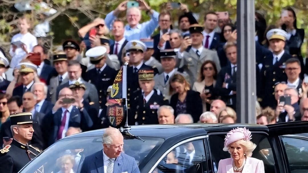 卡米拉忘穿尿不湿，在法国国宴上再拉稀，英国网友：丢脸丢到国外