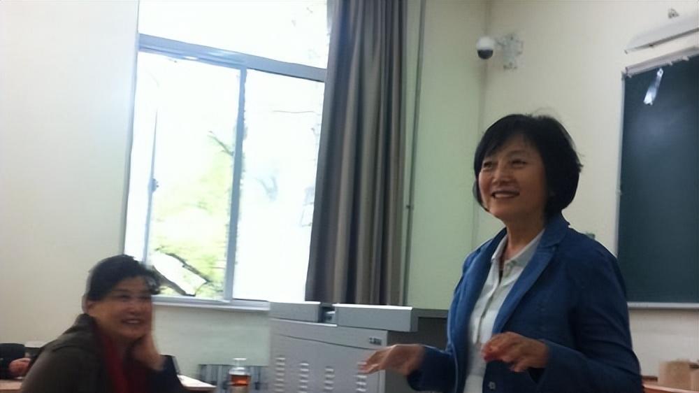 陈道明68岁妻子杜宪在名校授课！羽绒服+围巾与普通妇女无异，但气质仍优雅