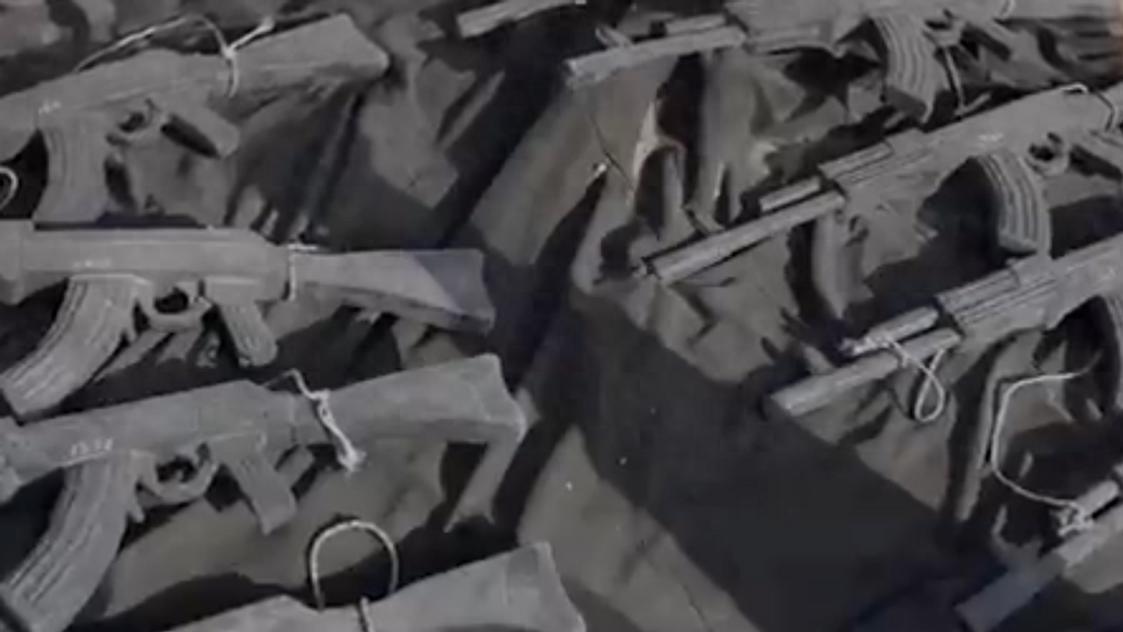 以军缴获卡桑旅大型弹药库，火箭一枚接一枚扛出来，结果当场露馅