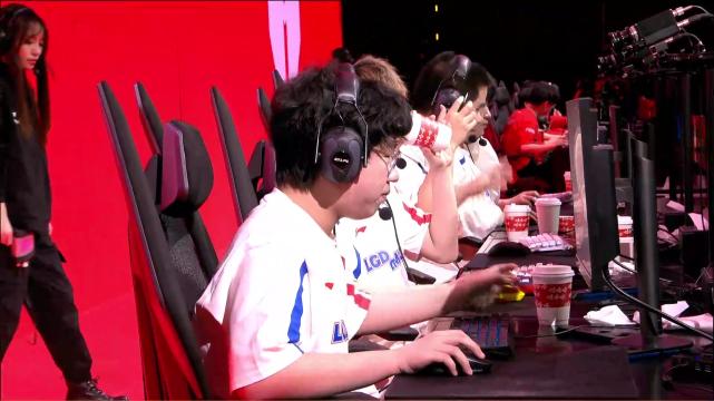 LGD战队从不斩无名之辈，2-0战胜TES季后赛名额仍有机会